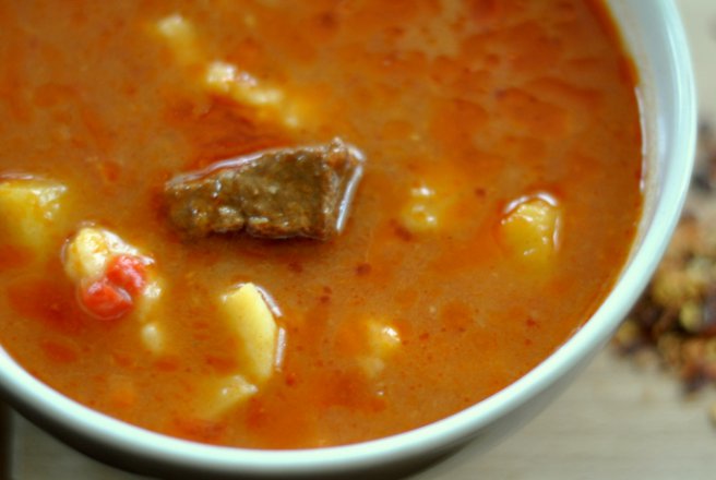 Supa-gulas ungureasca cu galuste a la Ildiko, gust autentic și reconfortant pentru intreaga familie