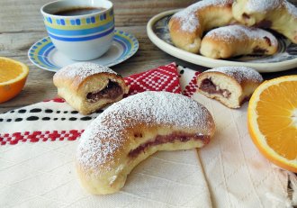 Cornuri cu suc de portocale gem de prune si nuca