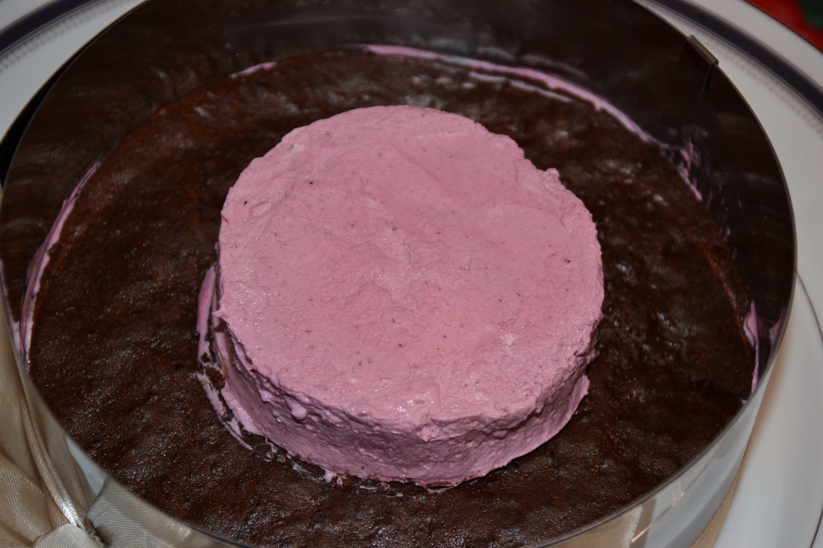 Tort de ciocolata cu mousse de iaurt si mure