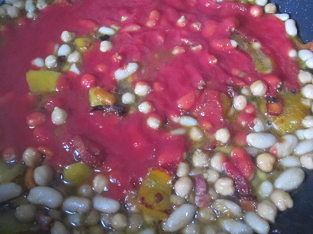 Mix legume si pancetta in sos de rosii