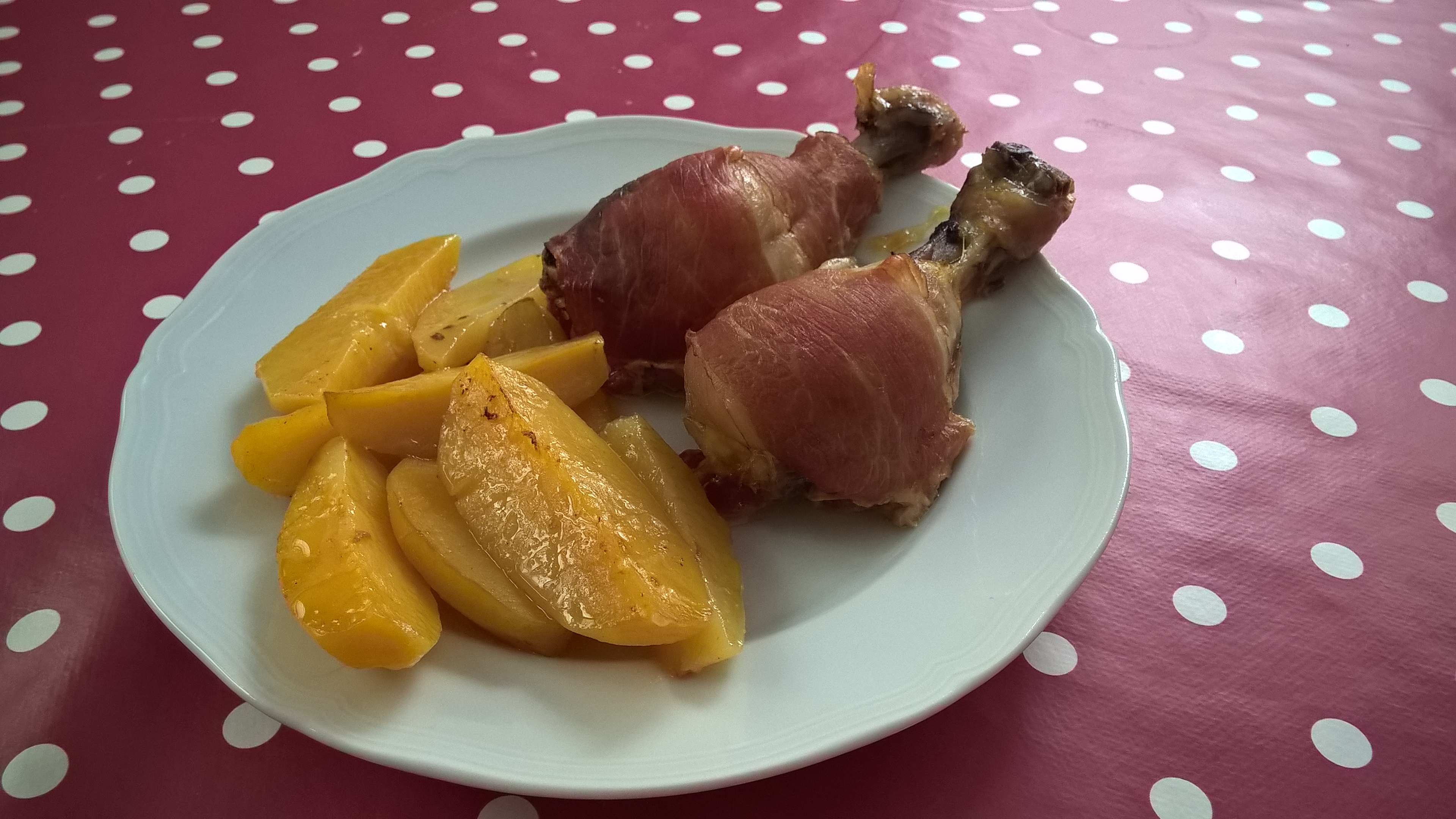 Ciocanele invelite in bacon cu cartofi la cuptor