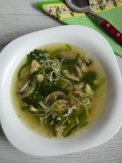 Supa de ciuperci cu pui si salata verde
