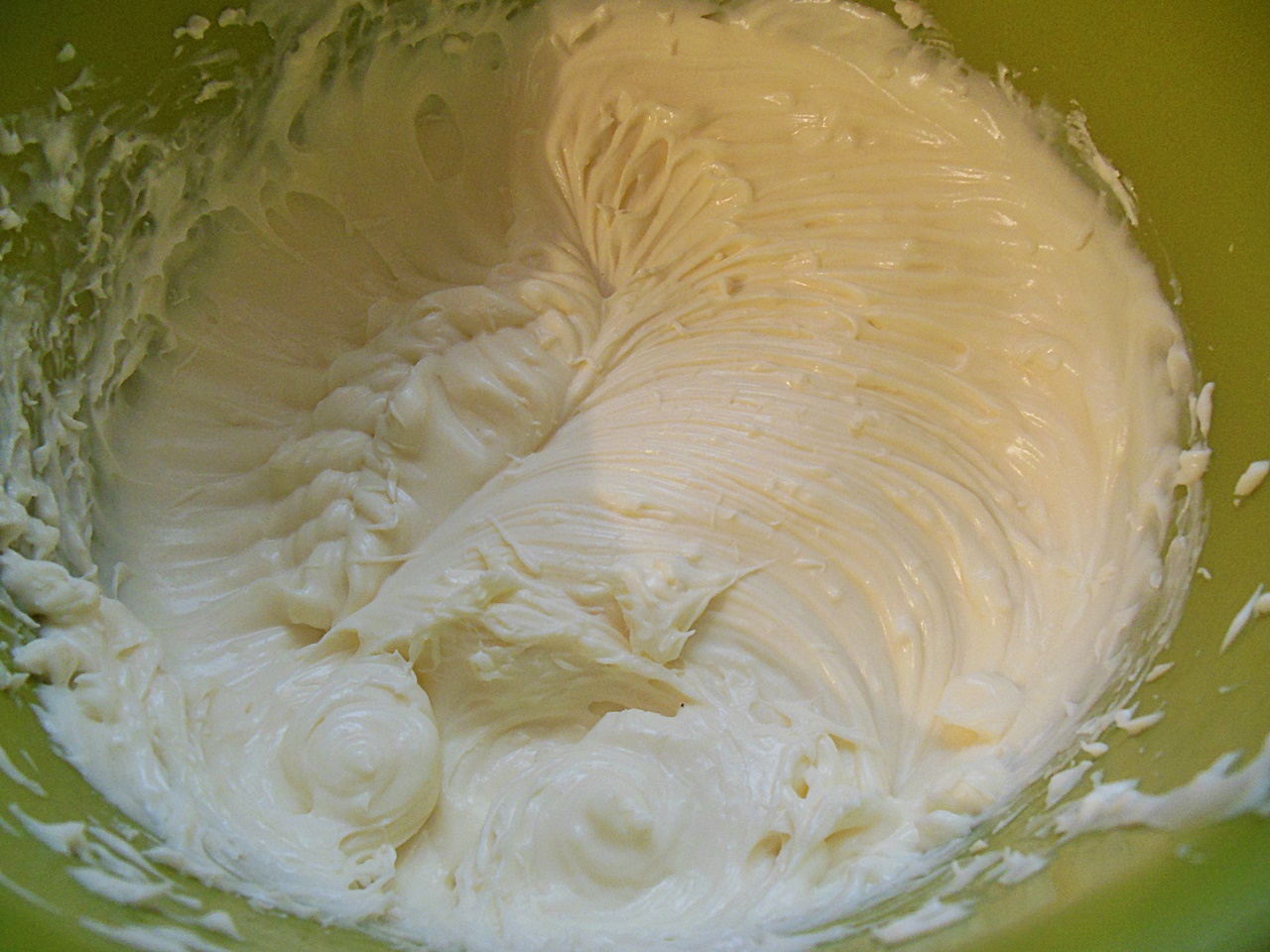 Prajitura cu crema de vanilie, gem de caise si nuca