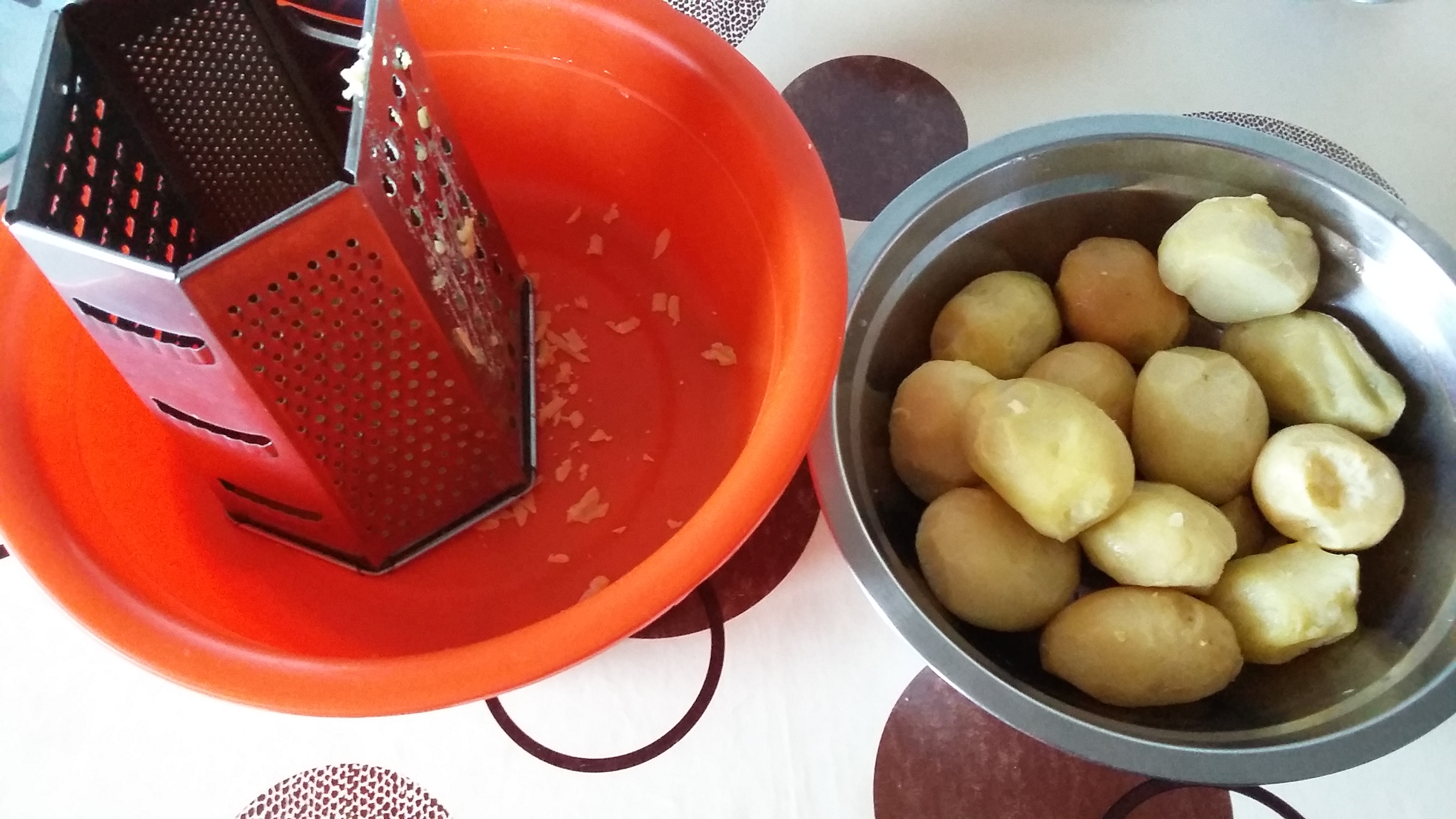 Piept de pui umplut servit cu sufleu de cartofi