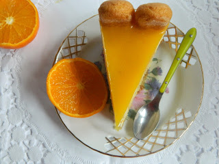Tort de piscoturi cu crema de mascarpone, mandarine si mango