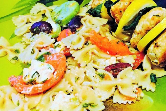 Salata greceasca cu paste si feta