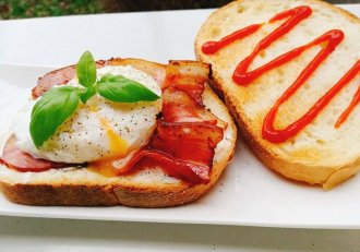 Aperitiv mic dejun cu bacon,crema de branza si ou posat