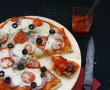 Pizza cu salam uscat, mozzarella si masline-6