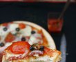Pizza cu salam uscat, mozzarella si masline-7