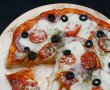 Pizza cu salam uscat, mozzarella si masline-8