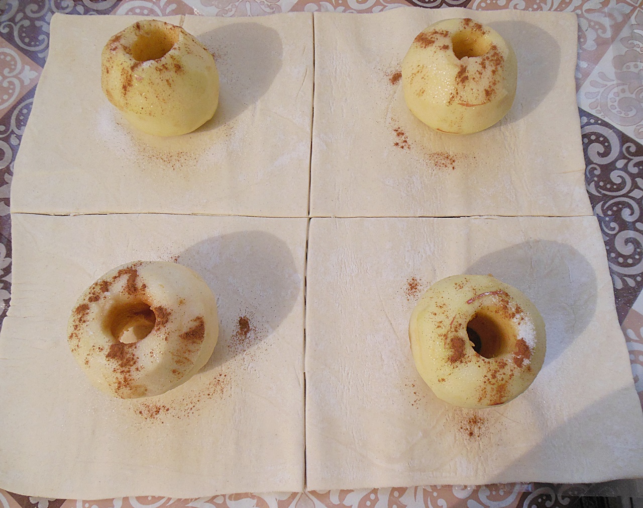 Desert mere in foietaj cu sos de vanilie