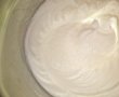 Desert prajitura cu nuca, ciocolata, crema de vanilie si jeleu de capsuni-1