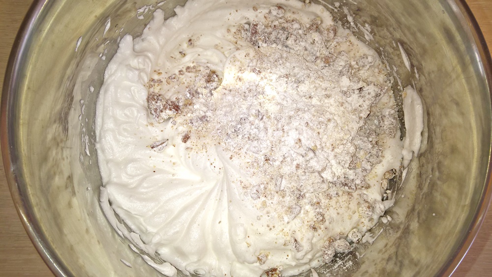 Desert prajitura cu nuca, ciocolata, crema de vanilie si jeleu de capsuni