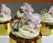 Desert cupcakes cu vanilie si capsuni pentru toate doamnele-6