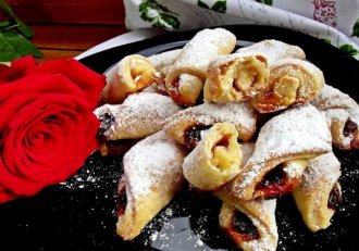 Desert cornulete fragede, cu gem de visine si caise