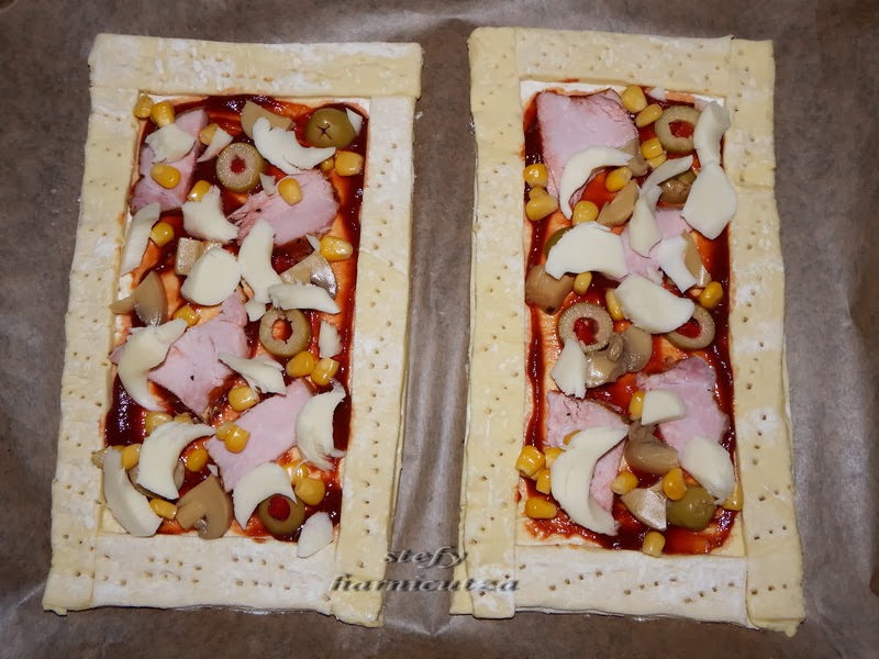 Mini pizza din foietaj