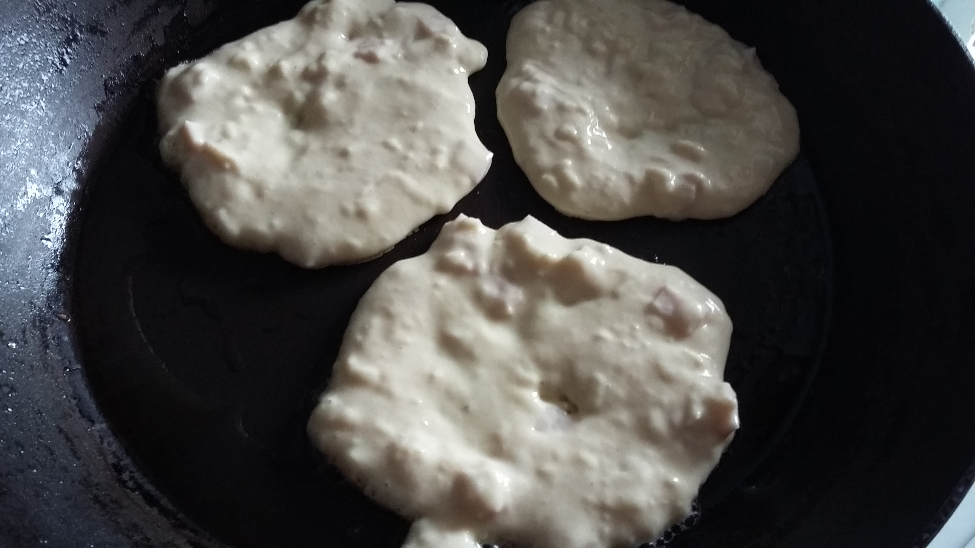 Aperitiv pancakes cu sunca si mozzarela