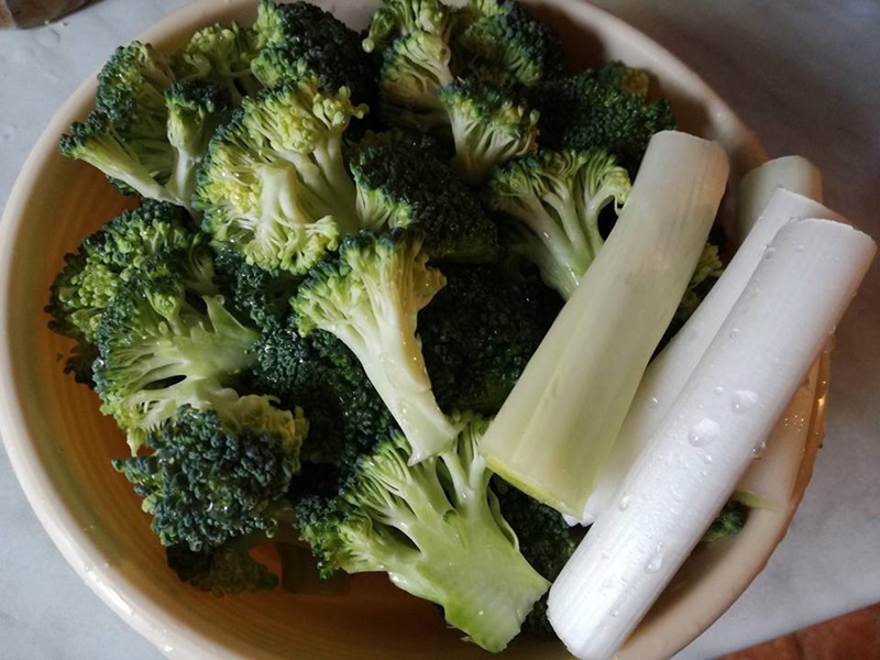 Supa crema de broccoli cu chips de parmezan