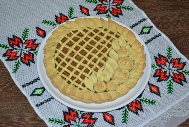 Desert tarta cu mere si nuci (si grilaj cu flori)