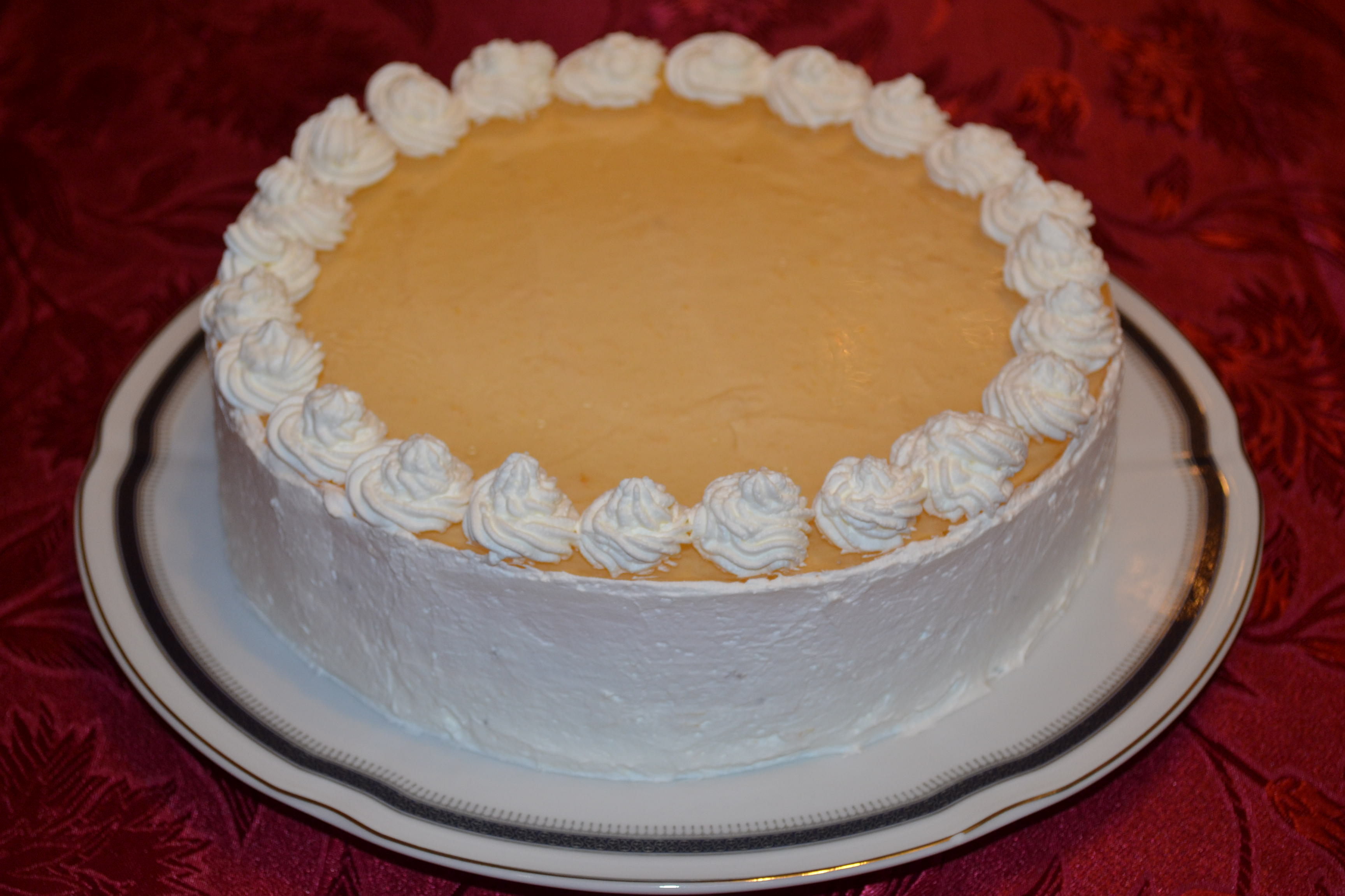 Desert tort cu crema de iaurt si jeleu de caise