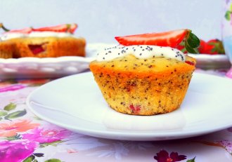 Desert briose cu mac, capsuni si crema de branza