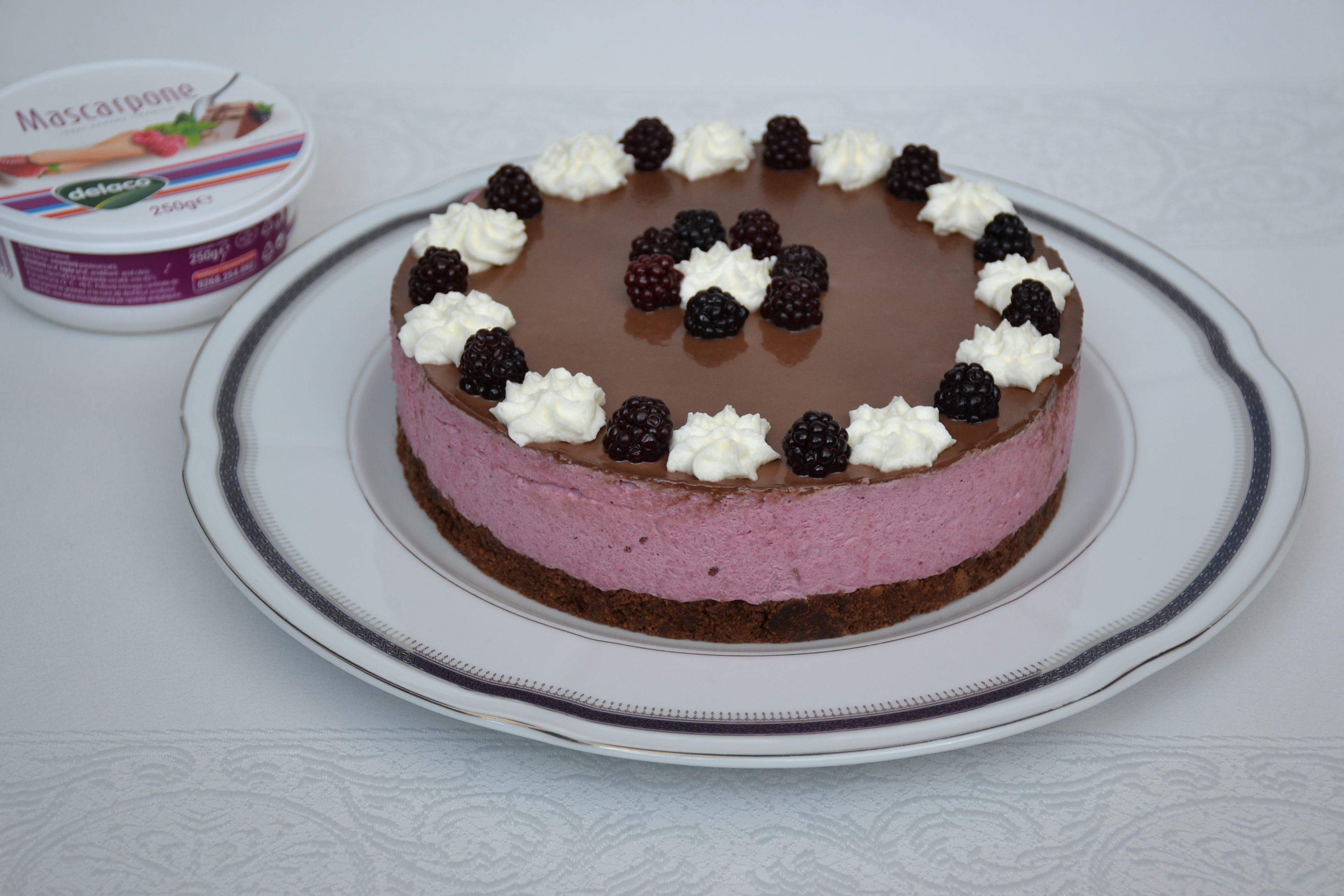Desert cheesecake cu mure si ciocolata