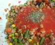 Spaghete cu carne de porc, legume mexicane si sos de rosii-4