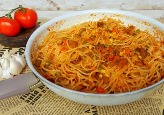 Spaghete cu carne de porc, legume mexicane si sos de rosii