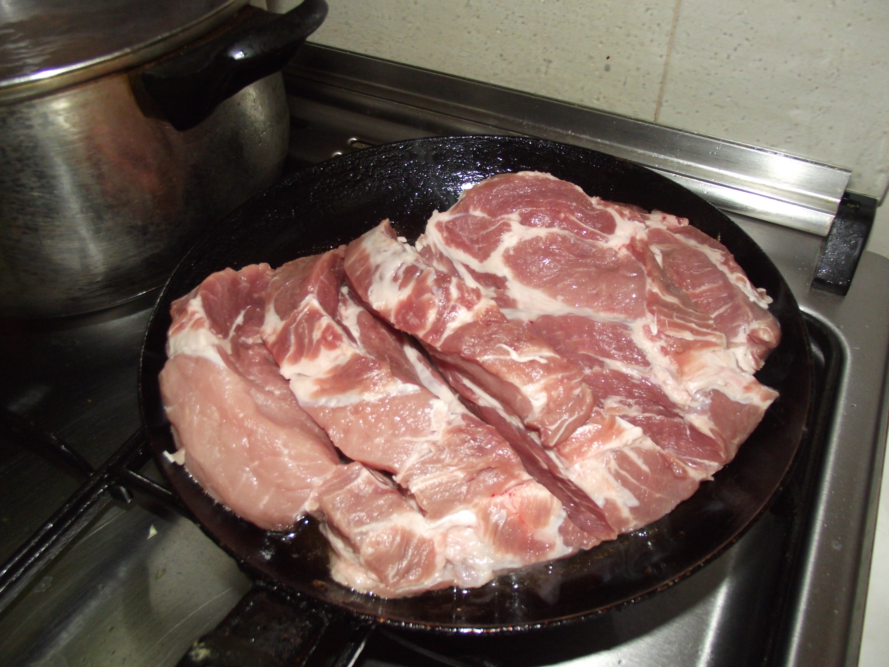 Ceafa de porc impanata cu piept de porc, la cuptor