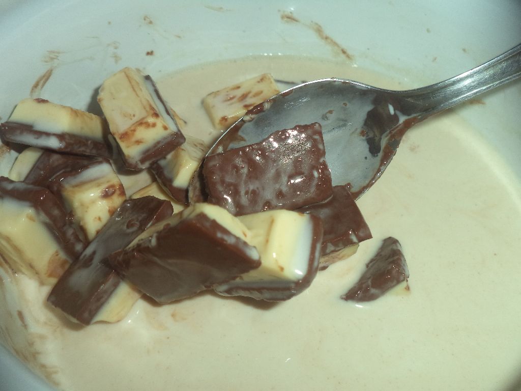 Desert tort cu piscoturi si crema de ciocolata