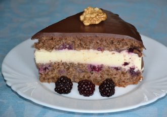 Desert tort cu mure, nuci si crema de vanilie