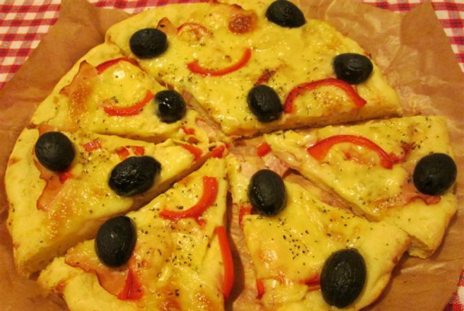 Pizza cu salam sau sunca