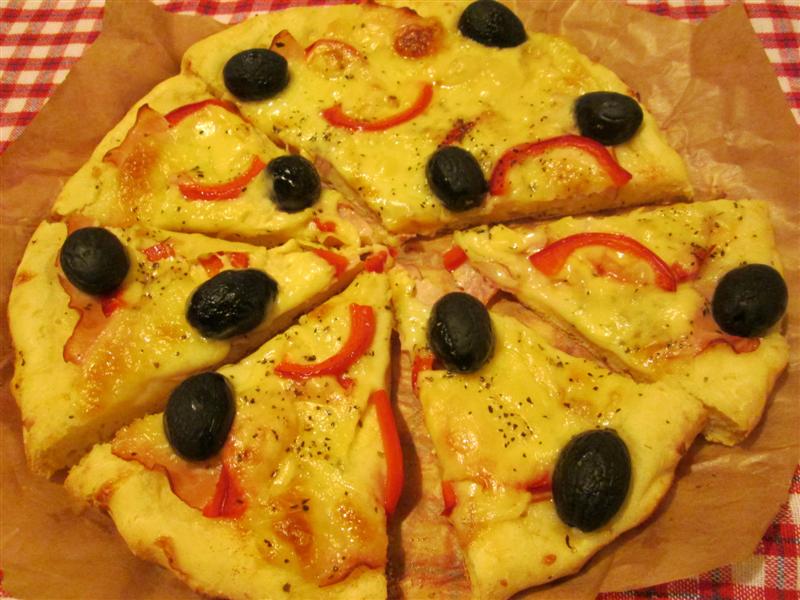 Pizza cu salam sau sunca