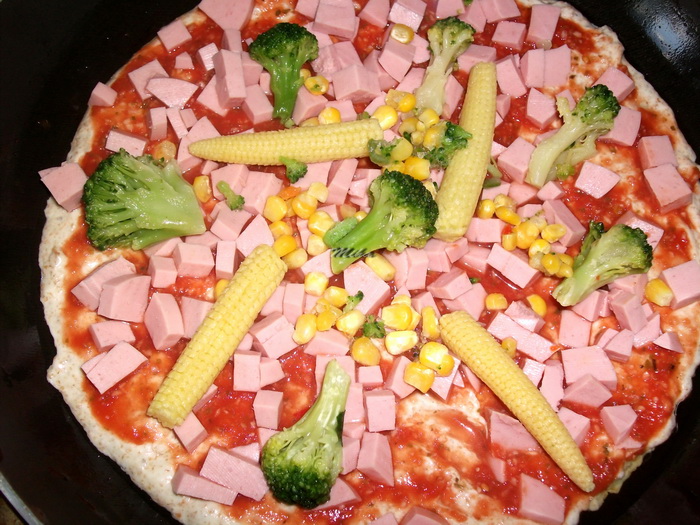 Pizza cu sunca si brocolli