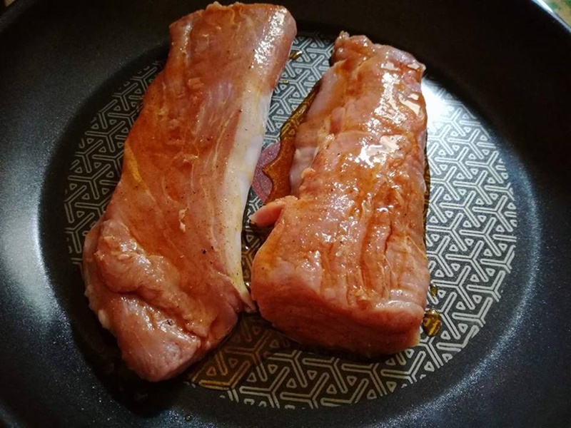 Muschiulet de porc suculent cu ardei kapia la cuptor