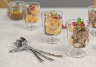 Desert profiterol cu crema de vanilie si sos caramel