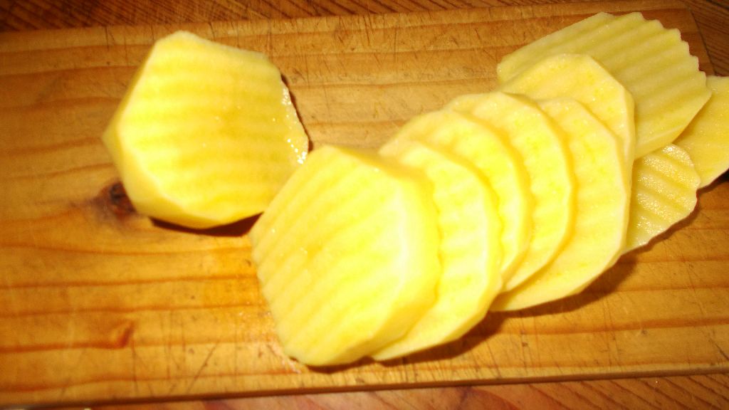 Rondele de cartofi copti cu crema de avocado
