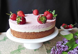 Desert prajitura cu crema de lapte si mousse de capsuni