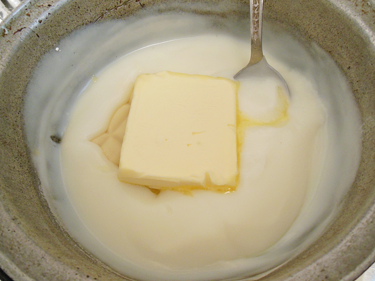 Desert prajitura cu crema de lapte si mousse de capsuni