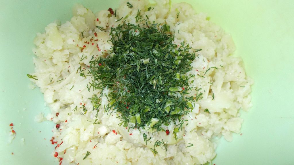 Salata de conopida cu maioneza, usturoi si marar verde