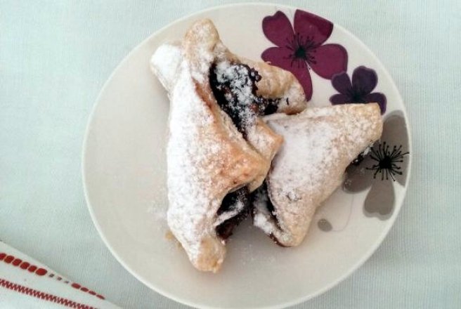 Desert foietaj cu gem de mure si nuca