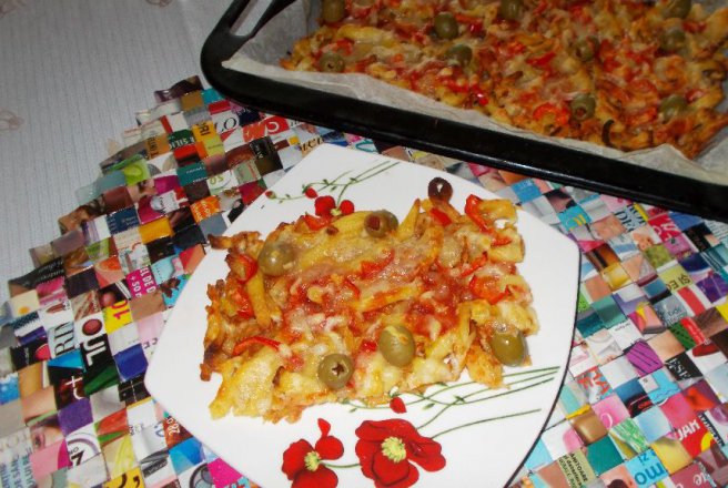 Pizza pe pat de cartofi prajiti cu mozzarella