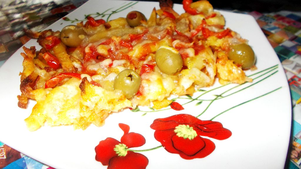 Pizza pe pat de cartofi prajiti cu mozzarella