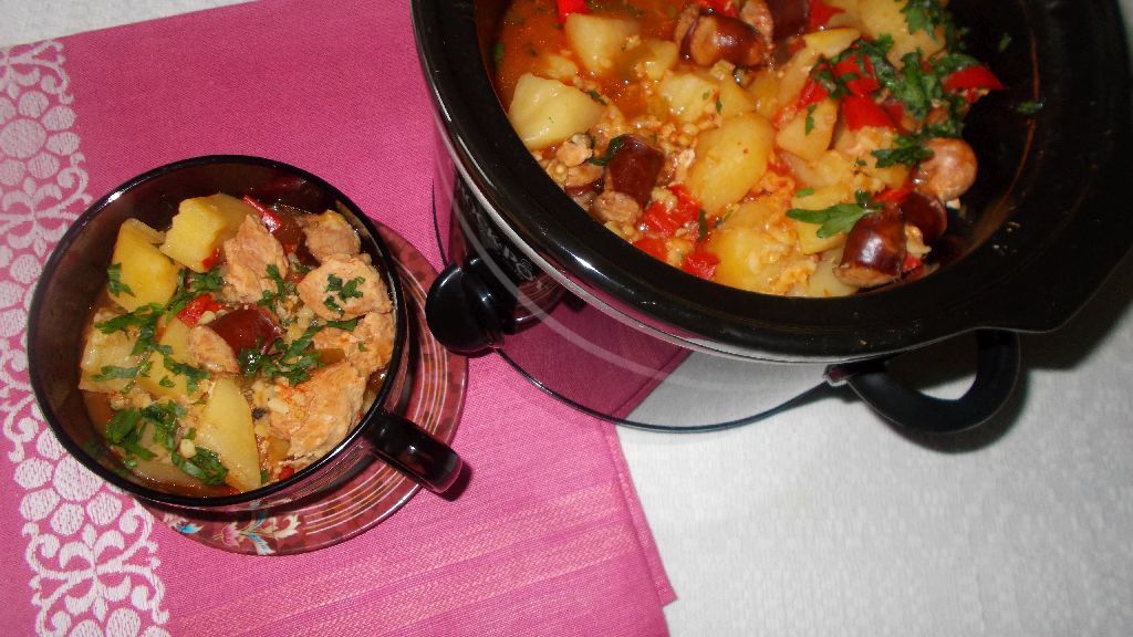 Gulas de porc la slow cooker Crock-Pot