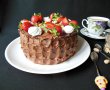 Desert tort cu crema de ciocolata, capsuni si bezele-4