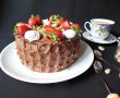 Desert tort cu crema de ciocolata, capsuni si bezele-6
