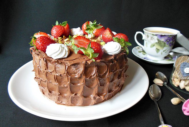 Desert tort cu crema de ciocolata, capsuni si bezele