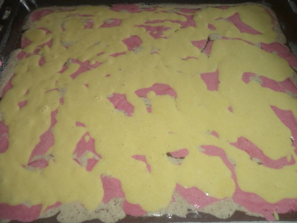 Desert prajitura multicolora cu jeleu de capsuni