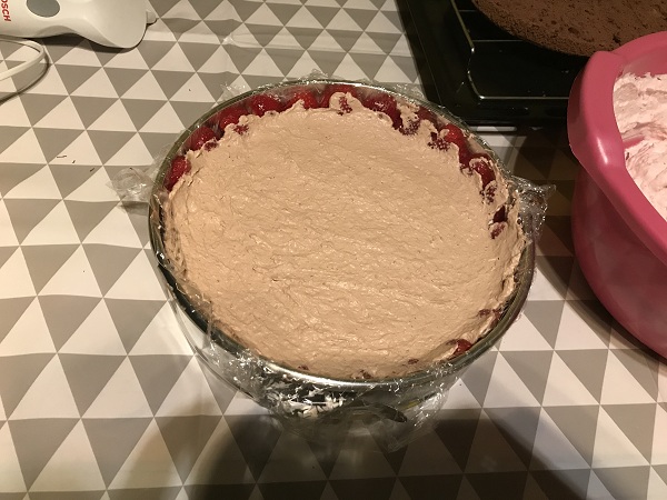 Desert tort de ciocolata si capsuni