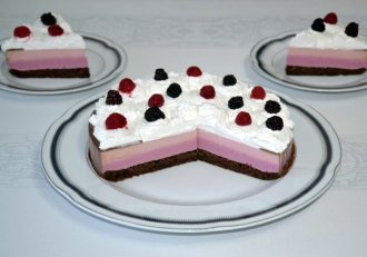 Desert tort cu crema de zmeura si mure